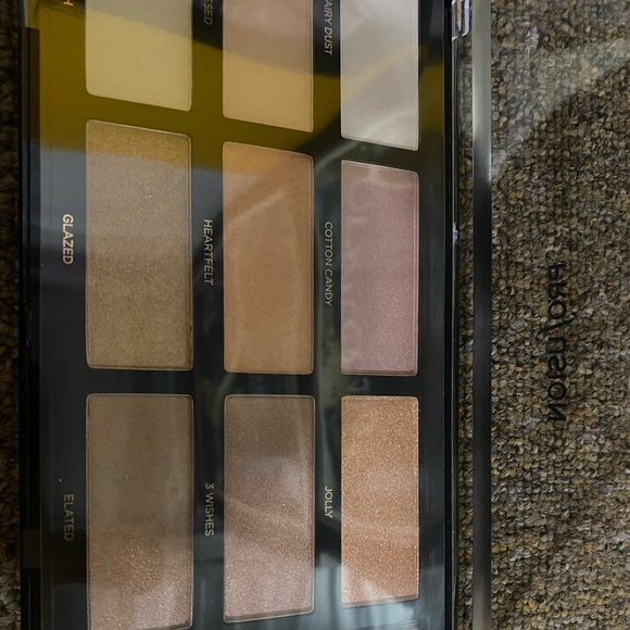 9 shade Highlights palette and brush - Picture 5 of 10